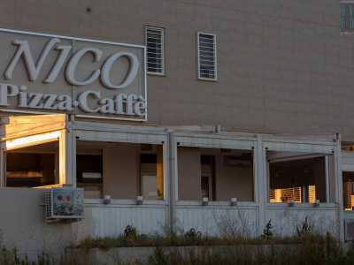 Continuiamo sulla strada che a un certo punto curva e forma un semicerchio. Dopo aver superato l�insegna di una pizzeria chiusa da tre anni...